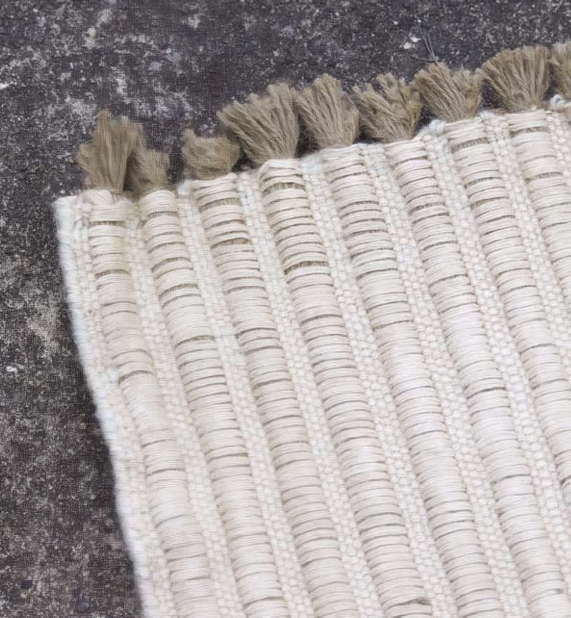 Tapis blanc contemporain a tissage plat Karpeta (Un)fold. Spazio interior design Geneve, fait sur mesure, rectangulaire.